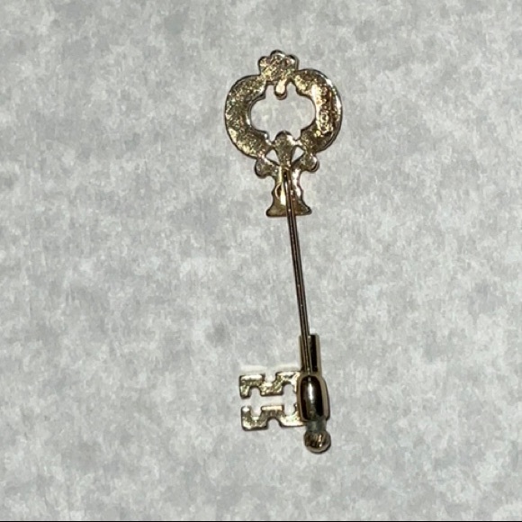 Avon 1978 Fashion Keynote Stickpin Skeleton Key Shaped Gold Toned Metal Vintage - Picture 6 of 8